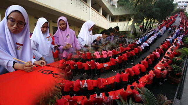 SMJK Sam Tet enters Malaysia Book of Records for creating longest calligraphy