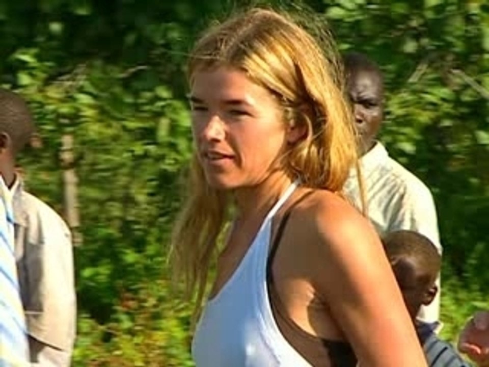 Anke Engelke bringt Tansania zum Lachen