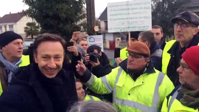 Stéphane Bern échange avec des gilets jaunes avant sa visite de la rotonde ferroviaire de Montabon (Sarthe)