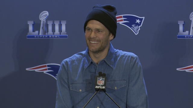 Superbowl LIII - Un chanteur de ukulélé interprète We are the champions à Tom Brady