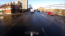 Cette femme traverse imprudemment devant une moto qui la renverse, puis se sauve pour ne pas rater son bus
