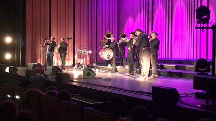La fanfare Ciocarlia fait monter les enfants sur scène !