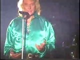 Hommage Passionné à l'Amour : Johnny Hallyday Enflamme Voujeaucourt en '96 avec une Interprétation Mémorable de 'L'Hymne à l'Amour'.