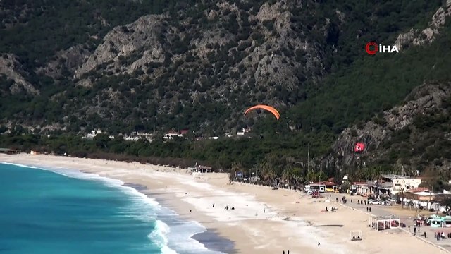 Fethiye'de şubat ayında sıcak havayı fırsat bilen vatandaşlar sahile koştu
