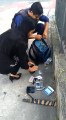 Repórter confere bolsa recuperada após furto em Vitória
