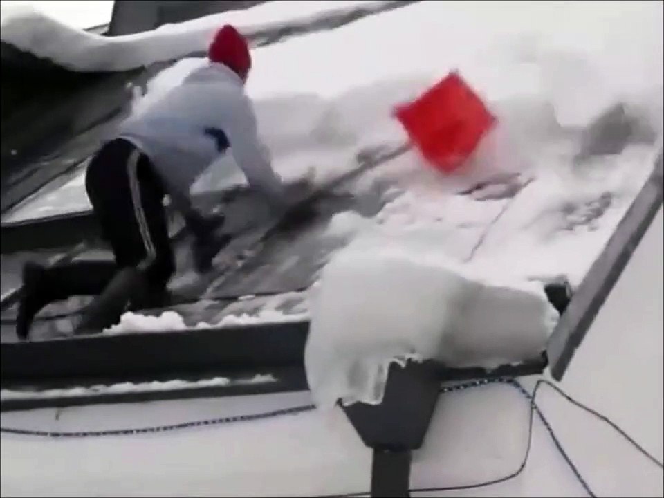 Risquer sa vie pour déneiger le toit d'une maison !