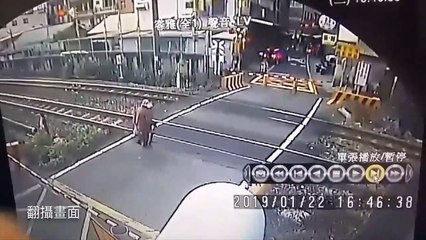 Cette mamie a failli se faire percuter par un train ! Grosse frayeur