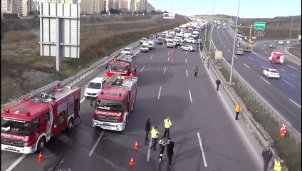 Küçükçekmece'de hafriyat kamyonu tankerle çarpıştı - İSTANBUL