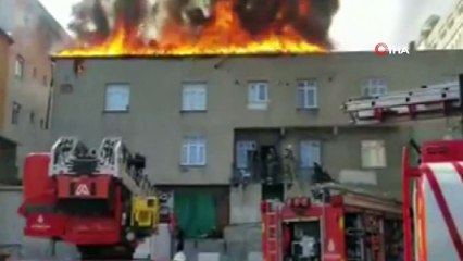 Küçükçekmece’de apartmanın çatısı alev alev yandı