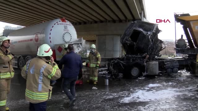İstanbul- Tanker ile Hafriyat Kamyonunun Çarpışması Sonrası Yangın Çıktı