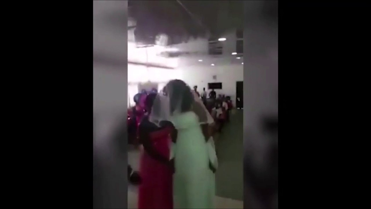 La maîtresse du marié débarque à l'église en robe de mariée !