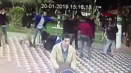 Genç kadını taciz edip erkek arkadaşını dövdüler