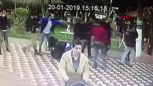 Genç kadını taciz edip erkek arkadaşını dövdüler