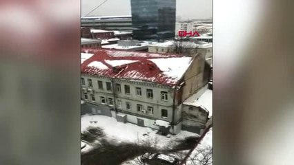 Dha Dış 'çatıdaki Karı Temizlerken Kayıp Yola Düştü