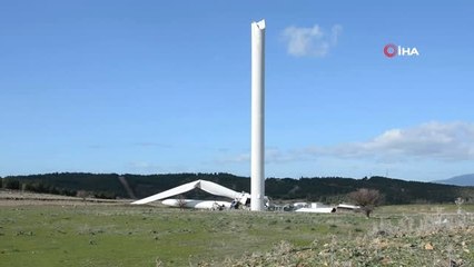 İzmir'de Rüzgar Türbini 'Rüzgara' Dayanamadı
