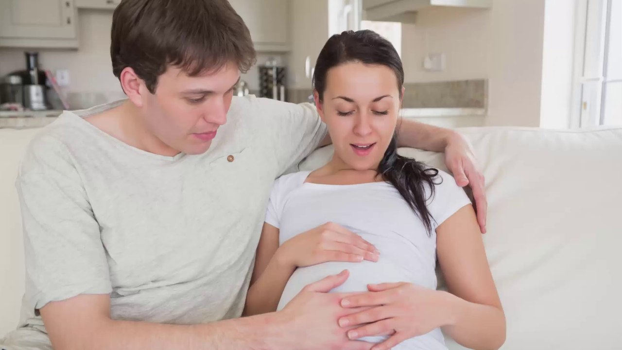 Mon bébé ne bouge pas dans mon ventre, est-ce normal ?