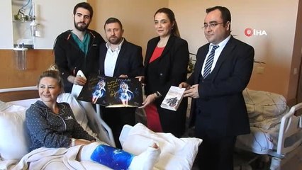 Şarkıcı Pınar Aylin Hastaneden Taburcu Oldu: "Kafa Üstü Taşın Üzerine Uçtum"