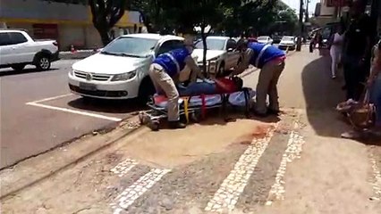 Colisão traseira deixa uma mulher ferida na Rua Paraná