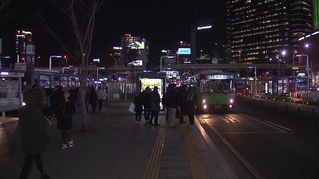 5,6일 지하철·버스 연장 운행...설날까지 쓰레기 수거 중단 / YTN