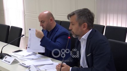 Video herunterladen: Ora News - PS-PD ndajnë anëtarët e KZAZ-ve, LSI do të ketë një anëtar, PDIU e pakënaqur