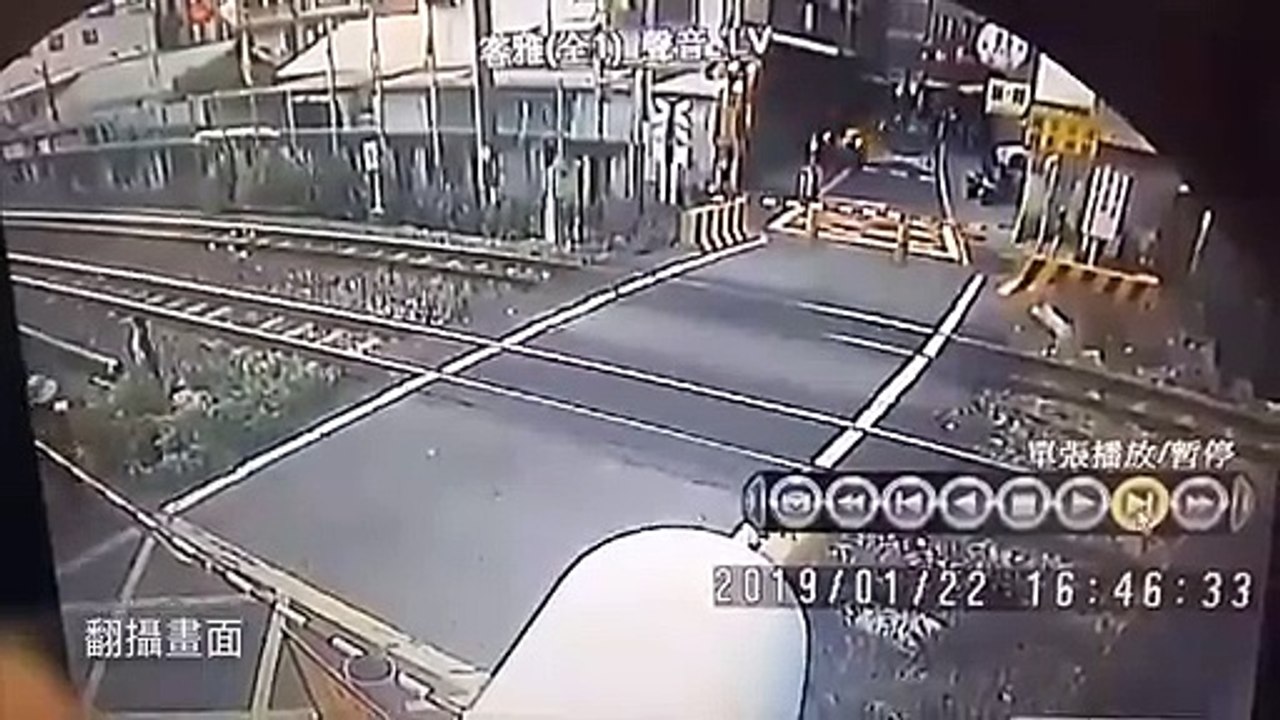 Une vieille femme a failli se faire percuter par un train