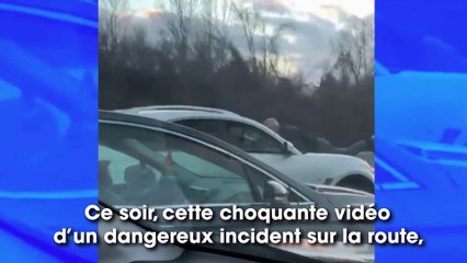 Il refuse de faire un constat, l’homme s’accroche au capot de sa voiture à 100km/h