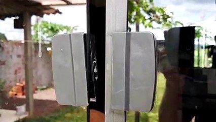 Ladrão cobre a cabeça com a camisa durante furto em residência