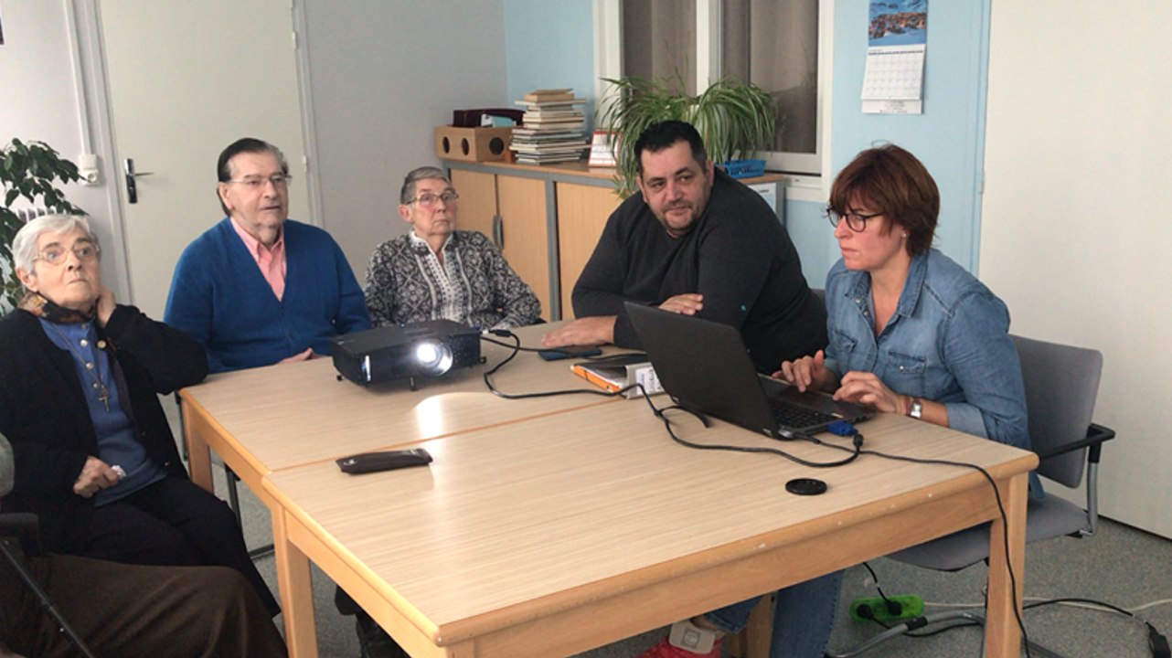 Ateliers cartes postales anciennes pour des malades d’Alzheimer à l’accueil de jour La Parenthèse