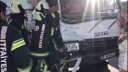 Kaza Yaptığı Araçta Sıkışan Arkadaşını Bırakıp Kaçtı