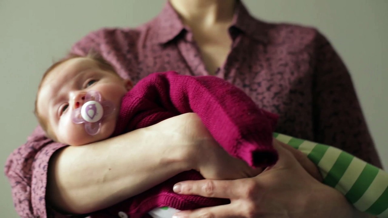 Pflege & Ausstattung - Baby 1x1: So bindest Du eine Kreuzbauchtrage