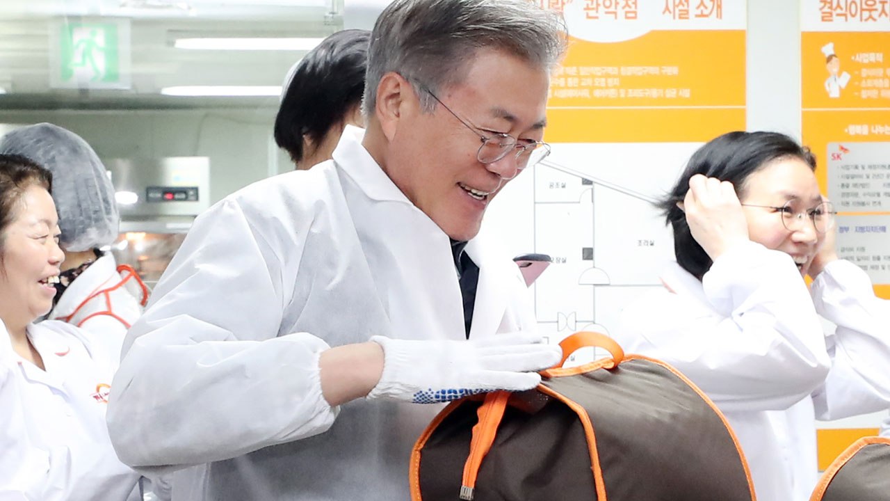 문 대통령, 청소년들에게 도시락 배달...설 연휴 국정 구상 / YTN