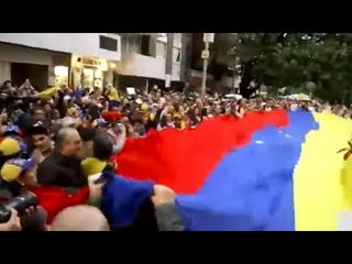 Télécharger la video: Venezolanos se manifestan frente a embajada en México, piden a Obrador desconocer a Maduro