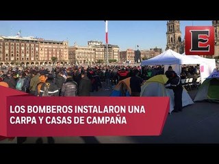 Bomberos instalan plantón en el Zócalo; exigen pago a 330 integrantes