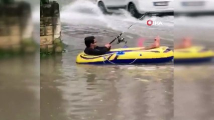 Göle dönen yolda şişme botla gezdi