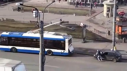 Ils tentent d'accrocher leur voiture à un bus... et ça se passe mal. Vive les russes