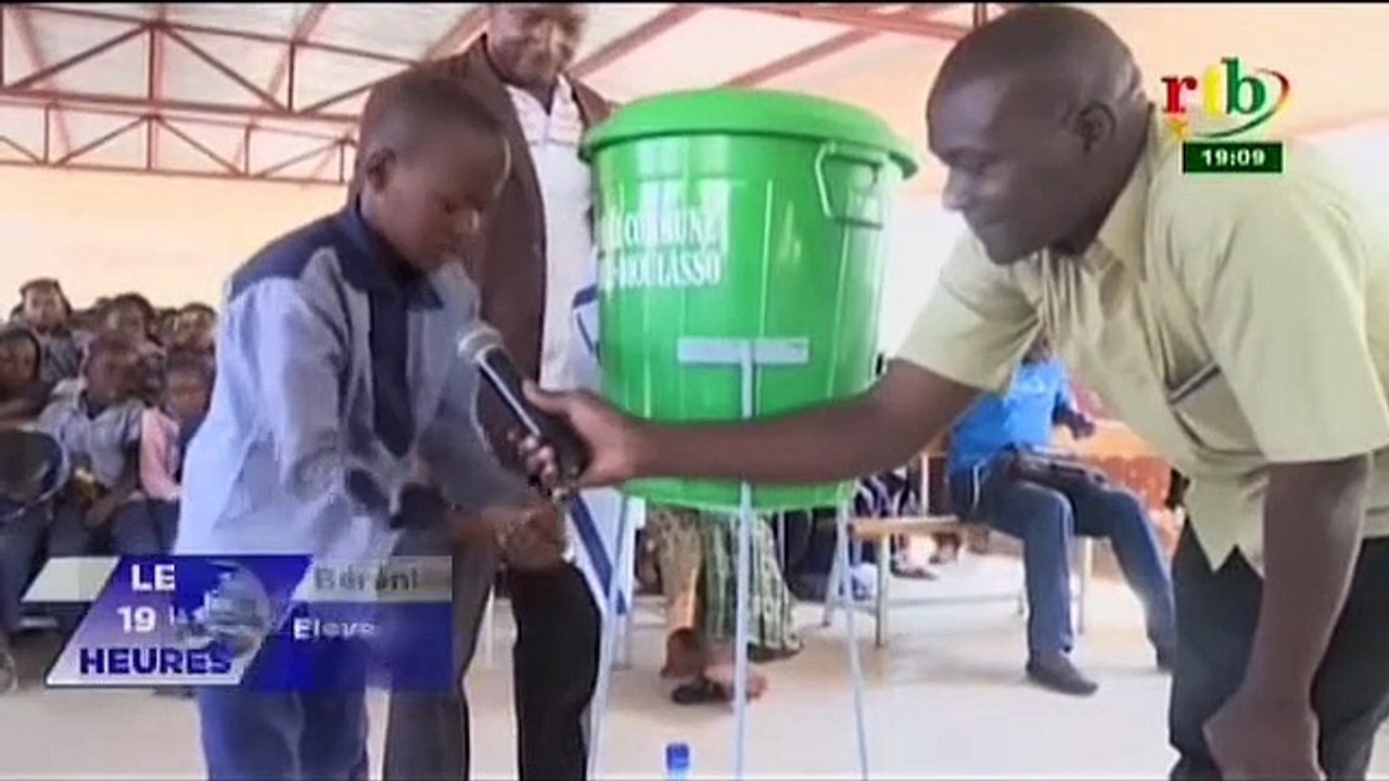 RTB/ Don de kits de lavage de main du  comité de jumelage Châlons en Champagne- Bobodioulasso  à l’école Grâce