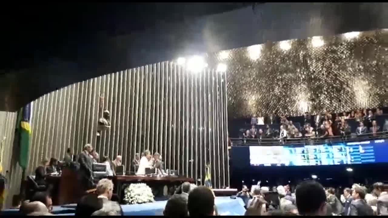 Katia Abreu invade a mesa