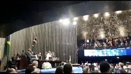 Katia Abreu invade a mesa