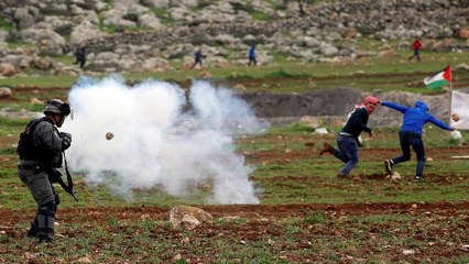 Tải video: شاهد: اشتباكات بين فلسطينيين وجنود إسرائيليين شمال الضفة الغربية