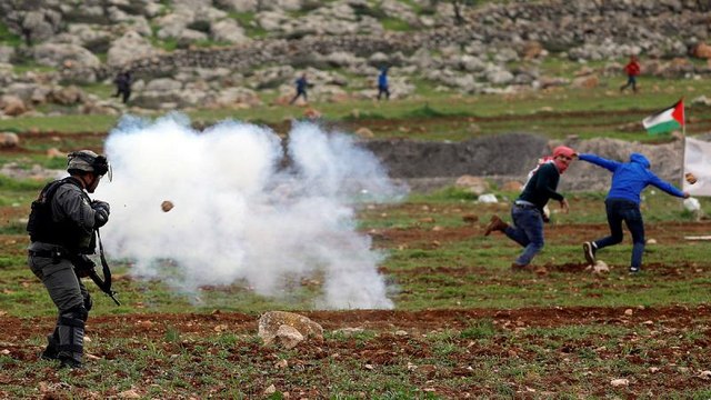 شاهد: اشتباكات بين فلسطينيين وجنود إسرائيليين شمال الضفة الغربية