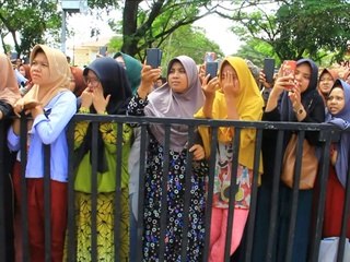 Indonésie: des jeunes fouettés en public pour un câlin