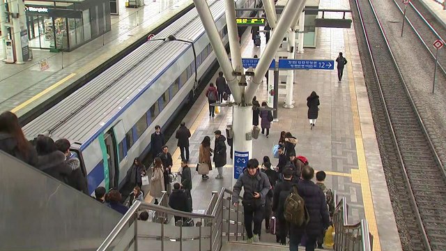 정겨운 고향 가는 길 ...귀성객들 '북적' / YTN