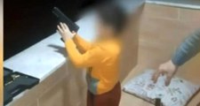 4 Yaşındaki Çocuğunun Eline Silah Verip Ateş Açtıran Sorumsuz Baba Pes Dedirtti