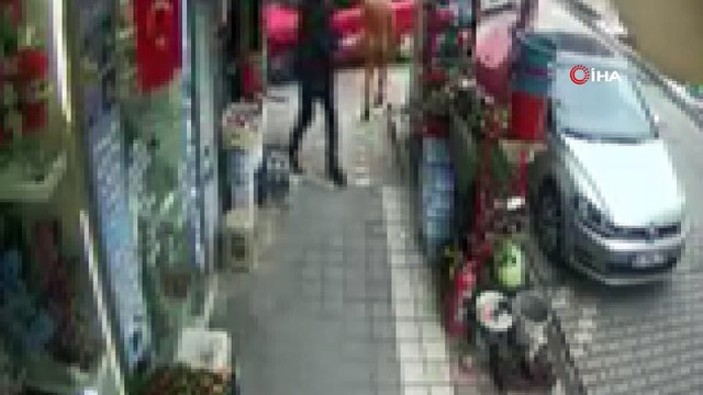 Şener Şen’in efsane filmi 'Çıplak Vatandaş' gerçek oldu...Sokak ortasında çıplak gezen şahıs kamerada