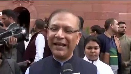 அமைச்சருக்கு பின்னால் நின்று நாக்கை சுழற்றி கேலி செய்த சிறுமி-வீடியோ