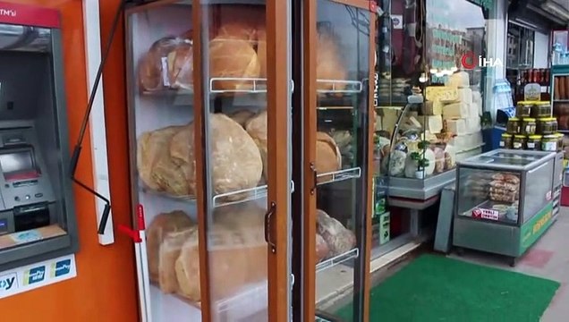 Kadın fırıncı odun ateşinde köy ekmeği üretiyor