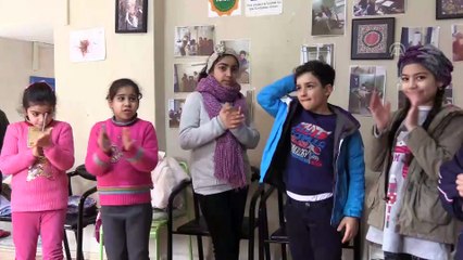 Üniversiteli gönüllüler, Suriyeli çocukları oyunlarla eğitiyor - İZMİR