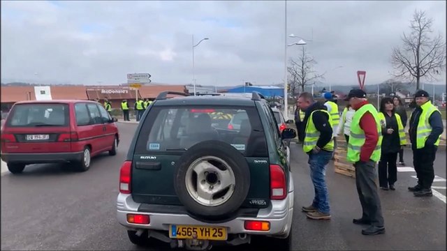 Acte XII : les gilets jaunes bloquent le rond-point de Chalezeule