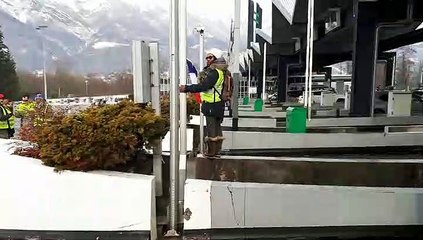 Manifestation des gilets jaunes au péage d’autoroute A430 à Sainte-Hélène-sur-Isère (Savoie)