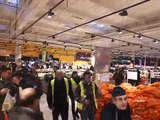 Les gilets jaunes à l'intérieur d'Auchan, à Avignon Nord.